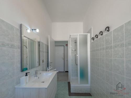 a bathroom with two sinks and a mirror at Spiagge 3 min - stazione 500m - WiFi - Smart TV in Albisola Superiore