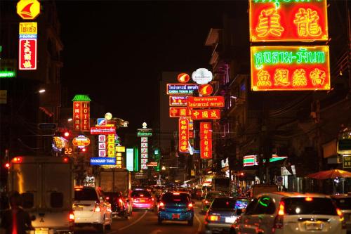 a busy city street filled with lots of traffic at night at Radisson Blu Plaza Bangkok in Bangkok