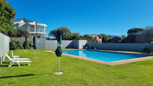 Bazén v ubytování Beach House, Pool, Braai, Patio, Water Sports nebo v jeho okolí