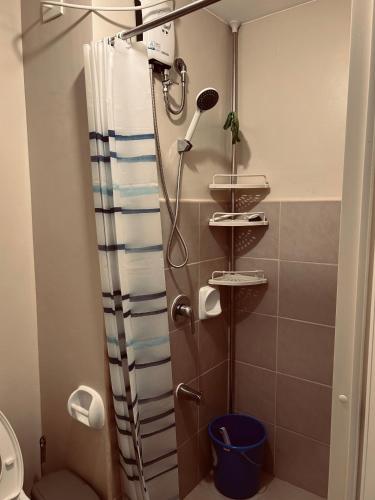 una ducha en un baño con cortina de ducha en Iloilo Staycation, en Iloilo City