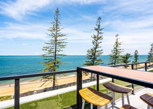 ein Balkon mit Stühlen und Blick auf das Meer in der Unterkunft Cozy guest suite in Margate in Woody Point