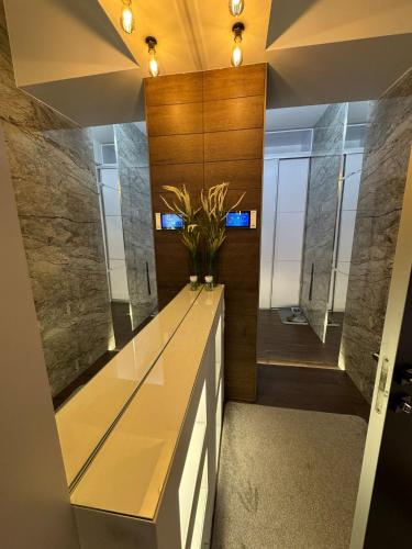 Ванная комната в RentNow Modern Business Apartment with 3 Bedrooms in Centre Chișinău