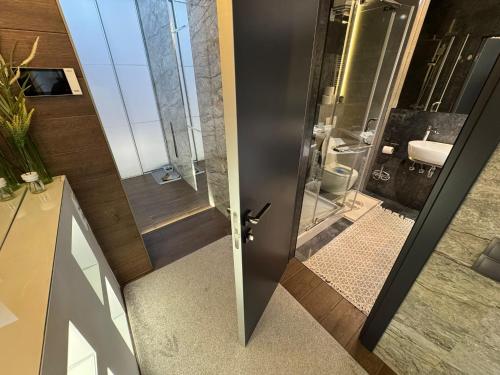 Ванная комната в RentNow Modern Business Apartment with 3 Bedrooms in Centre Chișinău