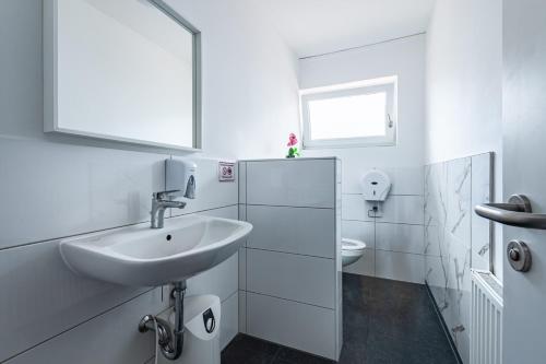 Un baño de MK Hostel Oyten - free Wifi & Parking - 24h Check-In