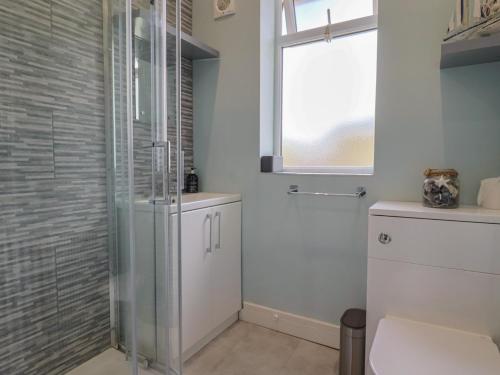 Ένα μπάνιο στο Cedar Drive