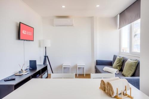 Televisyen dan/atau pusat hiburan di GuestReady - Modern charm in Setúbal