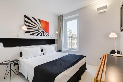 - une chambre avec un grand lit et une fenêtre dans l'établissement Sora Luxury Inn, à Rome
