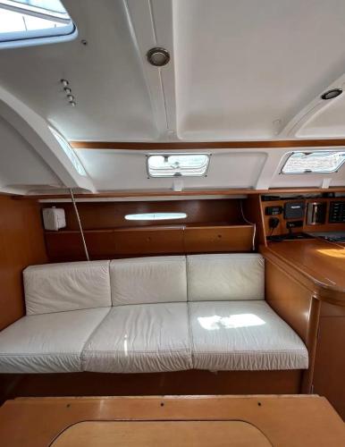 una piccola camera con un divano bianco in una barca di Bateau 6 à 8 personnes hyper centre ville a Lorient