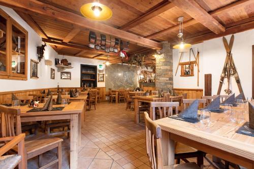 a restaurant with wooden tables and wooden chairs at Affittacamere Jour Et Nuit in Torgnon