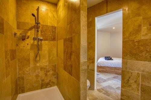 Koupelna v ubytování 2 pièces, centre historique, Sarladina