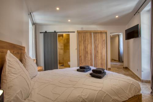 Postel nebo postele na pokoji v ubytování 2 pièces, centre historique, Sarladina