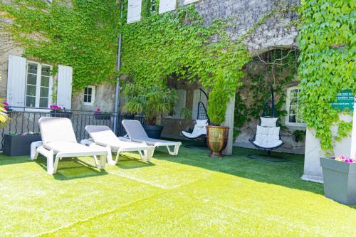 Un jardín fuera de Hotel Le Sully