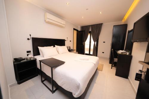 Helio Cairo Hotelにあるベッド