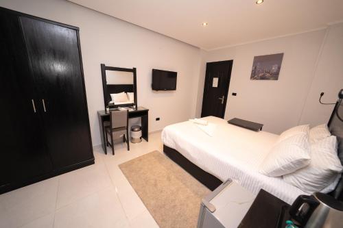 Helio Cairo Hotelにあるベッド