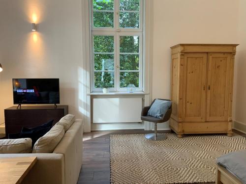 Télévision ou salle de divertissement dans l'établissement Das Ministerhaus - historisches Anwesen für Gruppen und Seminare