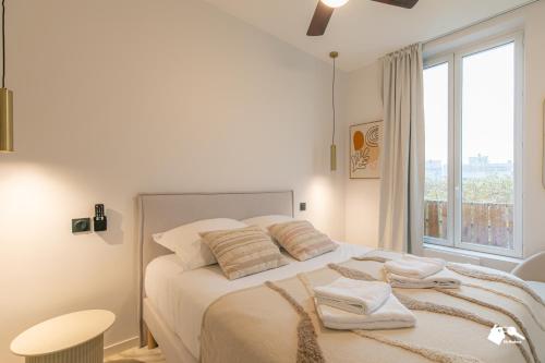 ヴィルモンブルにあるMBA Raincy III - Luxury Appartment near transport - 25 Min Paris Centerの大きなベッドと窓のある白い寝室