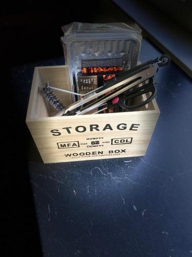 a wooden box filled with pens and a box of screwdrivers at Ferienwohnung Paradies Hella in Kippenheim