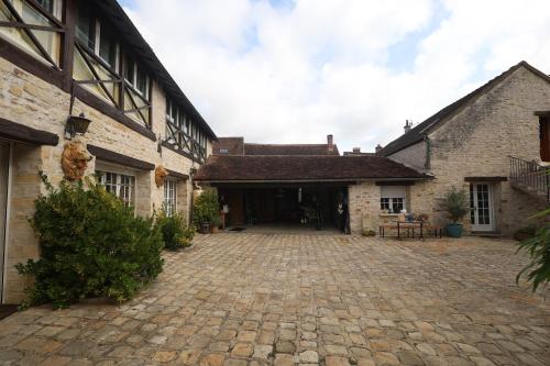 an empty courtyard of an old stone building at Domaine Chapelle in La Chapelle-la-Reine