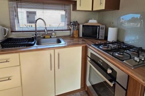 Gambar di galeri bagi Caravan - Sleeps 4 & Free parking di Dinas