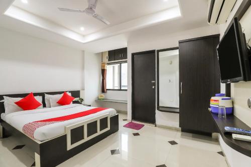 Televisyen dan/atau pusat hiburan di Hotel O Sun And Shine