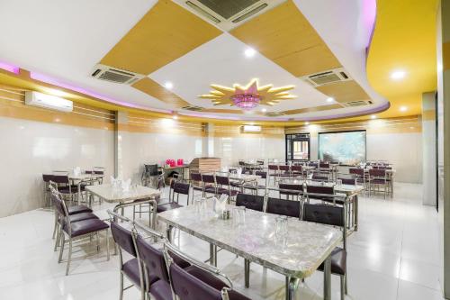 Restoran atau tempat lain untuk makan di Hotel O Sun And Shine