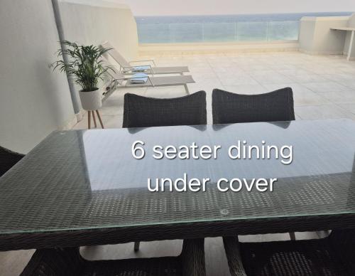 バリートにあるBeach Paradiseの看板台