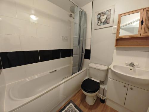 Ένα μπάνιο στο Brightwire 2bedroom apartment Eastleigh