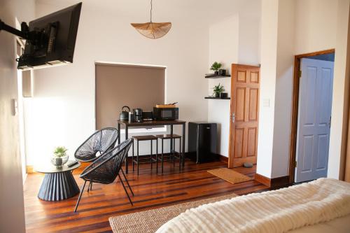 una sala de estar con una mesa y sillas en Seaside Studio, en Yzerfontein