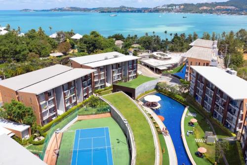 Nathon BayにあるChic apartment in Replay - 100 m from the beachのテニスコート付きのリゾートの空中ビュー