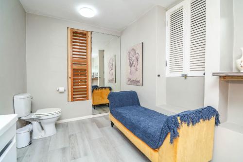 クニスナにあるGlenview Heads Apartmentsの白いバスルーム(ベッド1台、トイレ付)