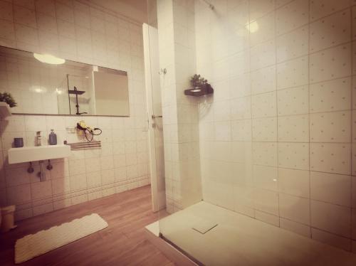 baño con ducha con una cruz en la pared en Cielo di Stelle, en Leporano Marina