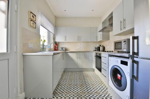 Kuchyň nebo kuchyňský kout v ubytování Neath Valley – Family Haven near Waterfalls