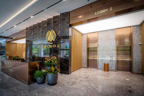 eine Lobby eines Einkaufszentrums mit einem Schild an der Wand in der Unterkunft Panorama luxury Suites At TM Persiaran Stonor KLCC in Kuala Lumpur