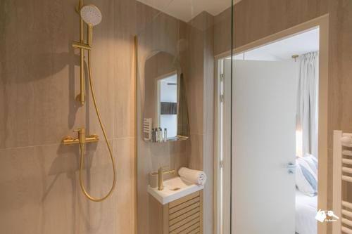 ヴィルモンブルにあるMBA Raincy III - Luxury Appartment near transport - 25 Min Paris Centerのシャワーと洗面台付きのバスルーム