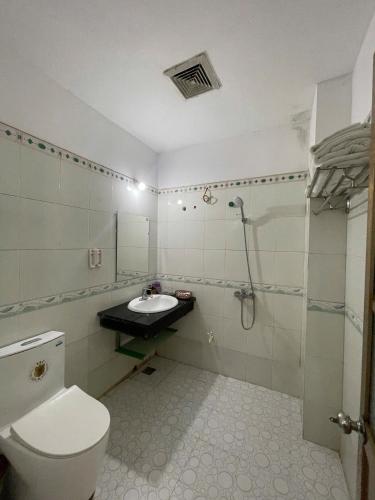 a bathroom with a toilet and a sink and a shower at Đá Gió Hà Giang Homestay in Ha Giang