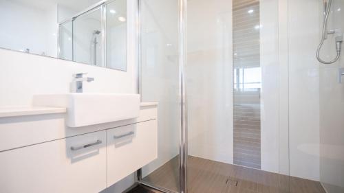 Et badeværelse på Upside Westfield garden city 2bedroom 2bathroom