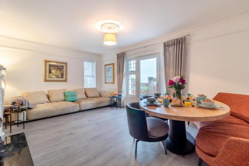 a living room with a couch and a table at Meri Rauha in Felixstowe