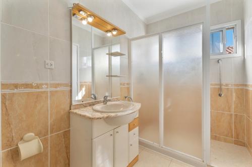 a bathroom with a sink and a shower at Villa Callao Salvaje Sunset in Callao Salvaje
