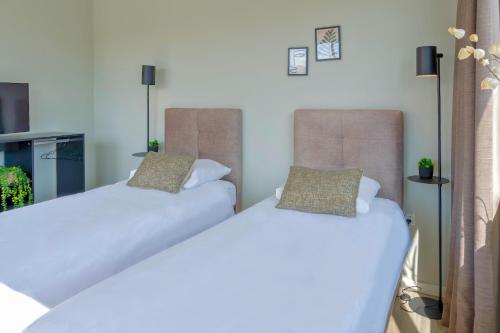 zwei Betten nebeneinander in einem Zimmer in der Unterkunft Comfortable Room in Raamsdonksveer, Free Parking in Raamsdonksveer