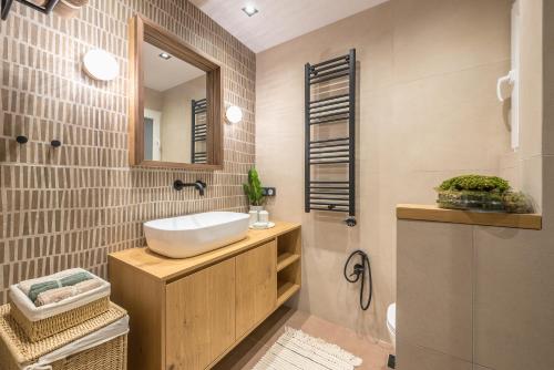 Crown Design Apt - Acropolis