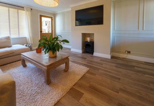 a living room with a couch and a coffee table at 2 Bed Family Home - The Retreat in Plymouth