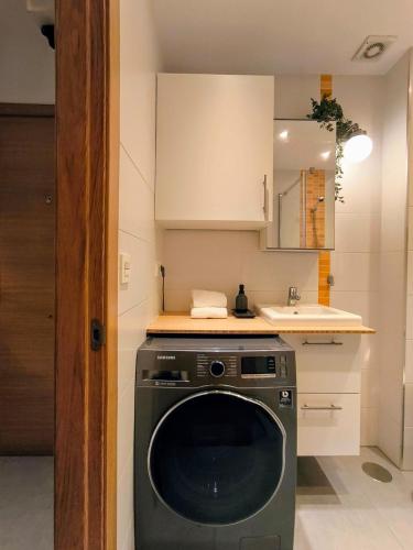 a kitchen with a washing machine in a kitchen at Camiño do Mar in Baiona
