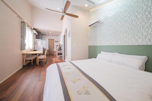 a bedroom with a bed and a desk in it at GOOD DAY Shinagawa HOTEL in Tokyo