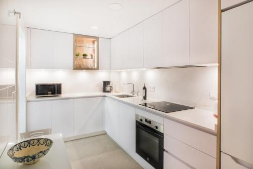 Seaview apartment with terrace by the beach