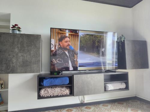 TV a/nebo společenská místnost v ubytování Appartement T4 Dijon proche Tram et bus 4ème étage