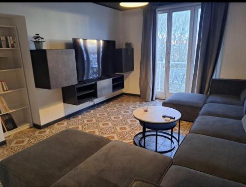 TV a/nebo společenská místnost v ubytování Appartement T4 Dijon proche Tram et bus 4ème étage