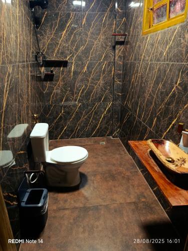a bathroom with a toilet and a sink at Panorâmic Luxo Exclusiv in Santa Cruz Cabrália