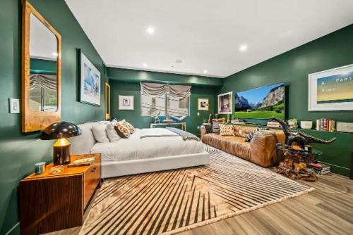 Dormitorio verde con cama y sofá en Willow Glen, en Los Ángeles