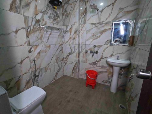 Un baño de Premium Hotel The Param Suites A unit of Ramaansh Hotels - 650 Meters from Ram Mandir Ayodhya
