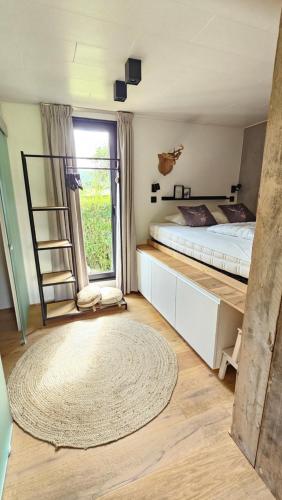 Un dormitorio con una cama y una ventana grande. en O'Noire, Viroinval Treignes, en Treignes